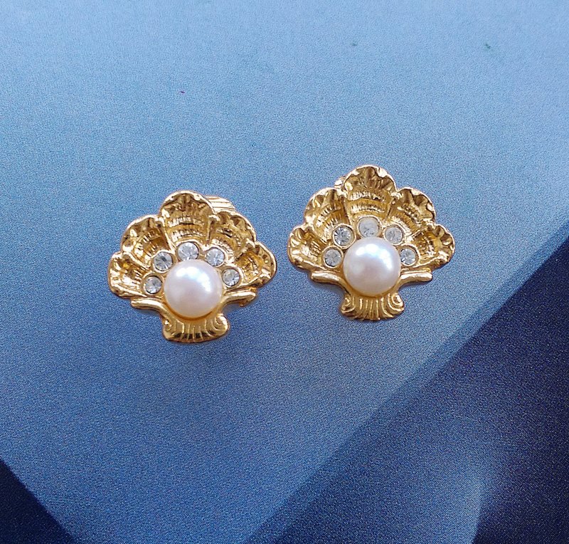 Vintage Jewelry 西洋古董飾品 仿珠蚌貝 小巧 夾式耳環 - Earrings & Clip-ons - Other Metals Gold