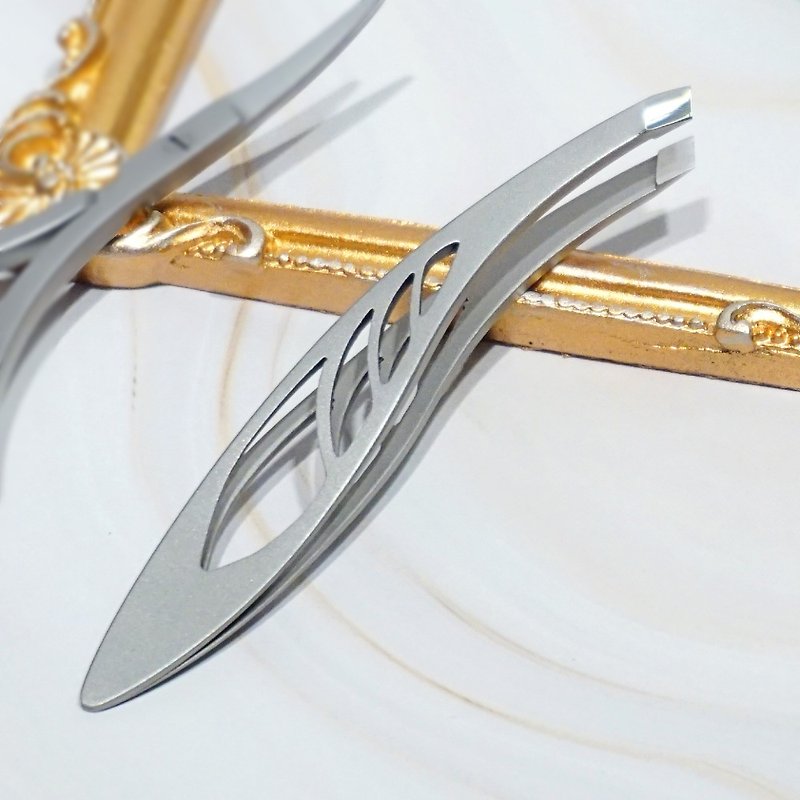 [Tsubame Sanjo Centennial Craftsmanship] Wing Shape Slant Eyebrow Clip - Other - Stainless Steel Silver
