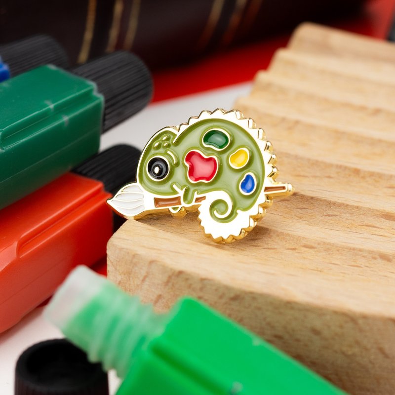 Chameleon Painter Enamel Pin — Gift for artists, creatives | 變色龍畫家徽章 | カメレオン - 胸針 - 其他金屬 綠色
