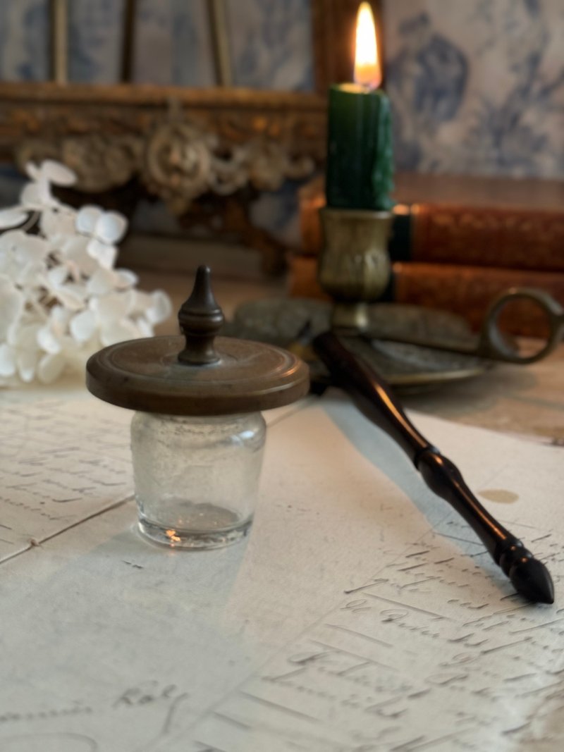 Charming French antique glass inkwell with brass cap - อุปกรณ์เขียนอื่นๆ - แก้ว 