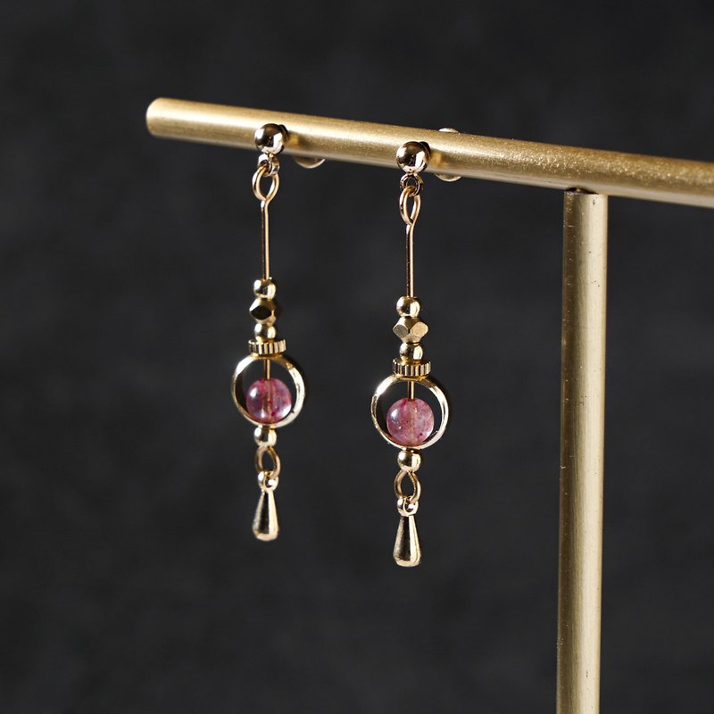 Strawberry Crystal Rain Day Earrings-Can be clipped - ต่างหู - ทองแดงทองเหลือง สีดำ