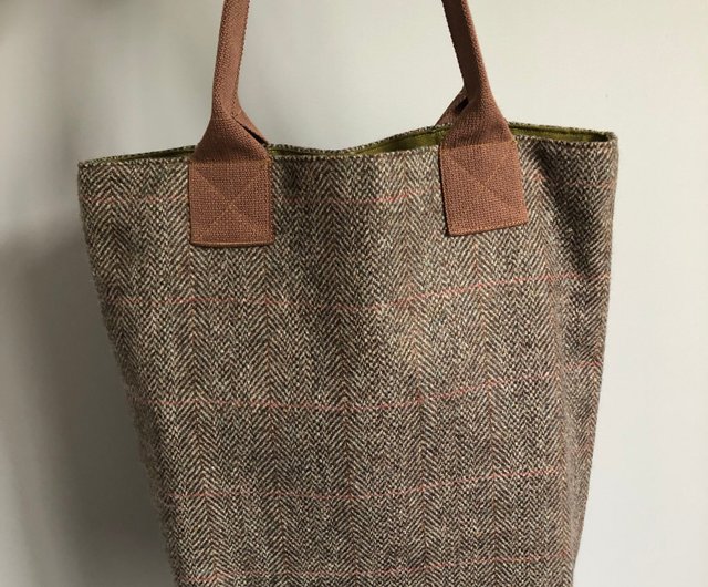 冬の暖かな日差し ブラウンのレトロな大判チェック柄ウールトート