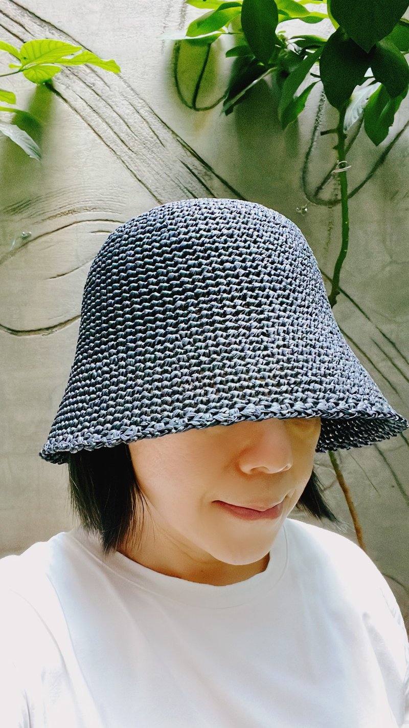日系簡約風遮陽拉菲草手鉤編織帽 質感黑桶帽 - 帽子 - 環保材質 黑色