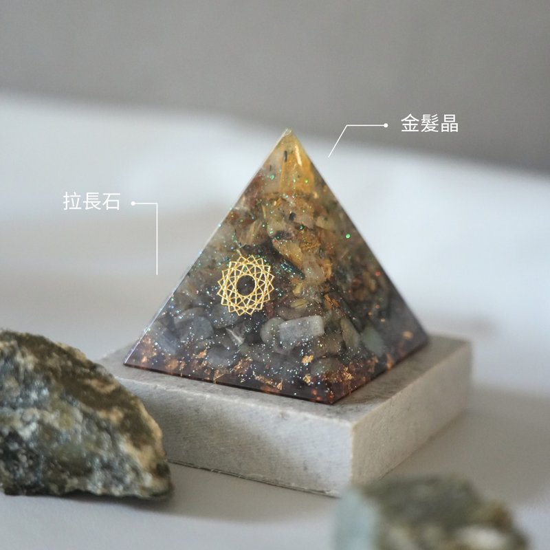[Golden Quartz, Labradorite] Orgonite Crystal Energy Pyramid 6x6 cm - ของวางตกแต่ง - คริสตัล หลากหลายสี