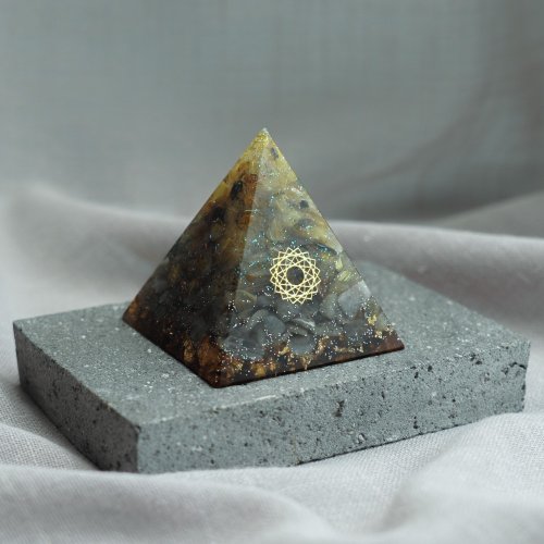 Vigor Handcrafts 【金髮晶、拉長石】奧根水晶能量金字塔Orgonite 6x6 cm