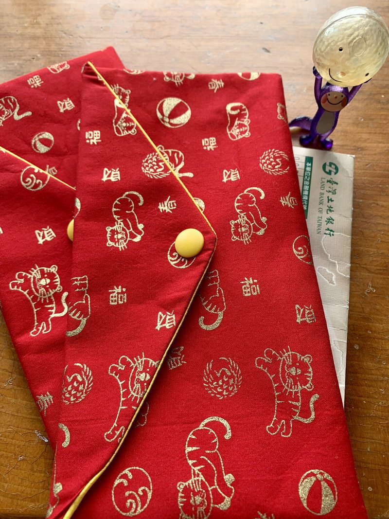 金邊小虎來報到萬用袋-紅底 紅包 婚禮  禮物 衛生棉收納袋 存摺 - 居家收納/收納盒/儲物盒 - 棉．麻 紅色