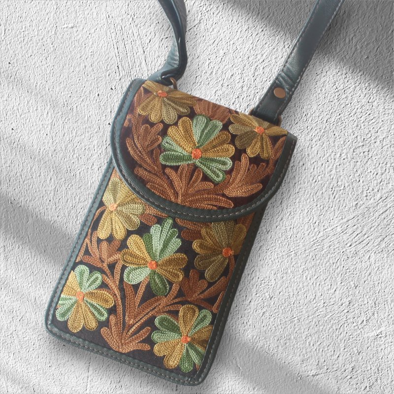 喀什米爾手工真皮刺繡小包-墨綠復古花叢款・可調式背帶・磁扣 - 側背包/斜背包 - 真皮 綠色