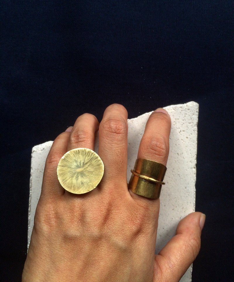 黃銅鍛敲大圓片戒指 II 馬丘比丘日出戒指 - 戒指 - 銅/黃銅 金色