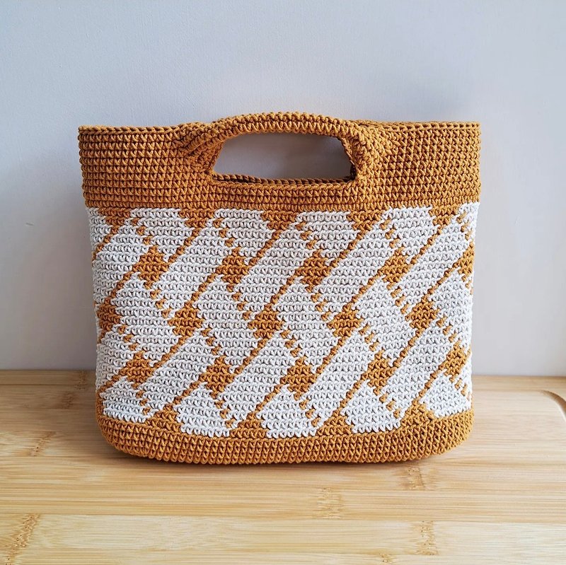 Caramel and white fine handbag hand-crocheted with Linen and linen thread - Handbags & Totes - Cotton & Hemp Multicolor