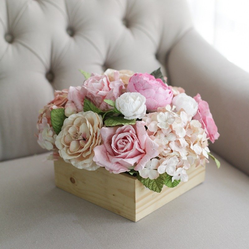 WC101 : ดอกไม้ในกล่องไม้ สำหรับตกแต่งโต๊ะในงานแต่งงาน โทนสีชมพู - ผ้ารองโต๊ะ/ของตกแต่ง - กระดาษ สึชมพู