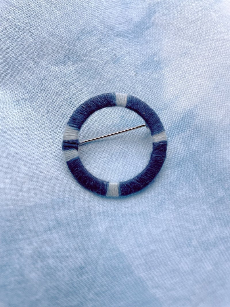 Indigo-dyed blue-and-white pin—small 02 - Brooches - Thread Blue