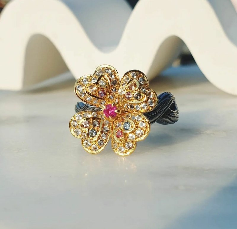 Clover leaf ring with slightly rotating leaves decorated with mulri-color sapphire. Silver body. - General Rings - Gemstone Multicolor