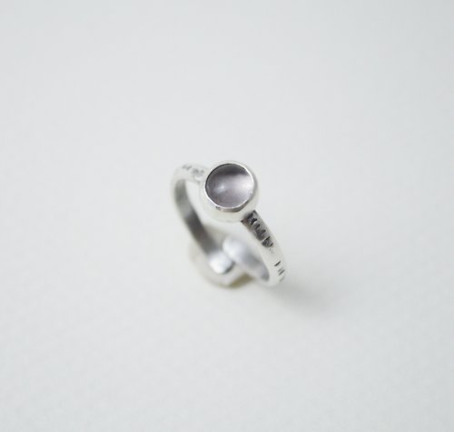 Ji Moi 簡單小石系列-粉水晶‧鍛敲‧純銀硫化染黑開放式戒指
