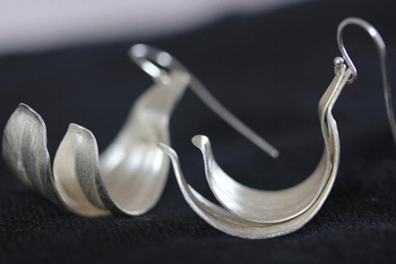 Curled Seed Wing hook earring in Thai silver (E0113) - 耳環/耳夾 - 銀 銀色