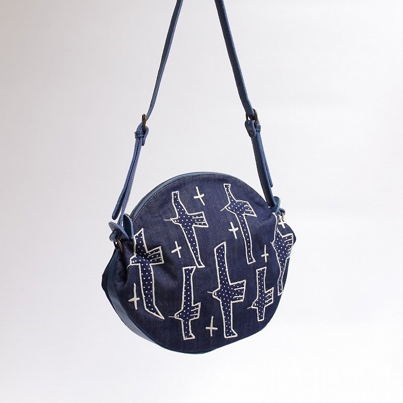 Square square bird embroidery / shoulder bag - กระเป๋าแมสเซนเจอร์ - ผ้าฝ้าย/ผ้าลินิน สีน้ำเงิน