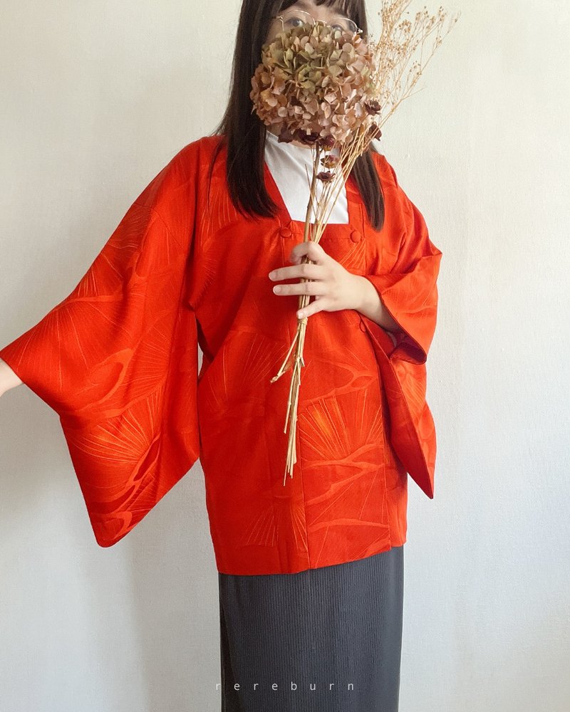 日本製和風印花薄款紅色緞面古著道行羽織和服外套 - 女大衣/外套 - 聚酯纖維 紅色