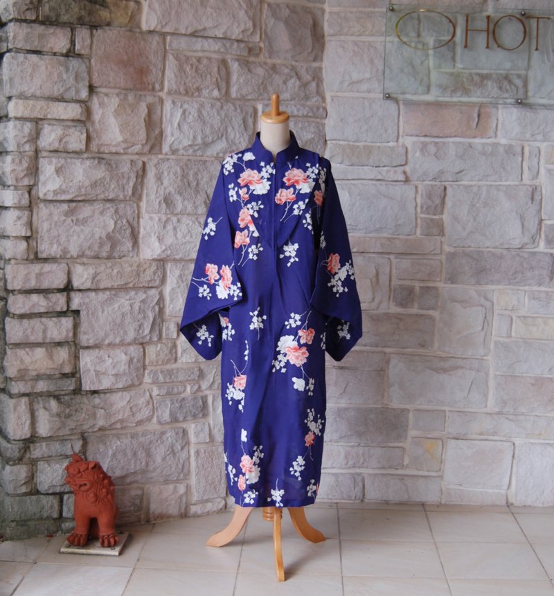 レトロクラシカル　地色は花紺、えんじ色の花　着物スリーブワンピース　着物リメイク　一点物　正絹シルク - 洋裝/連身裙 - 絲．絹 藍色