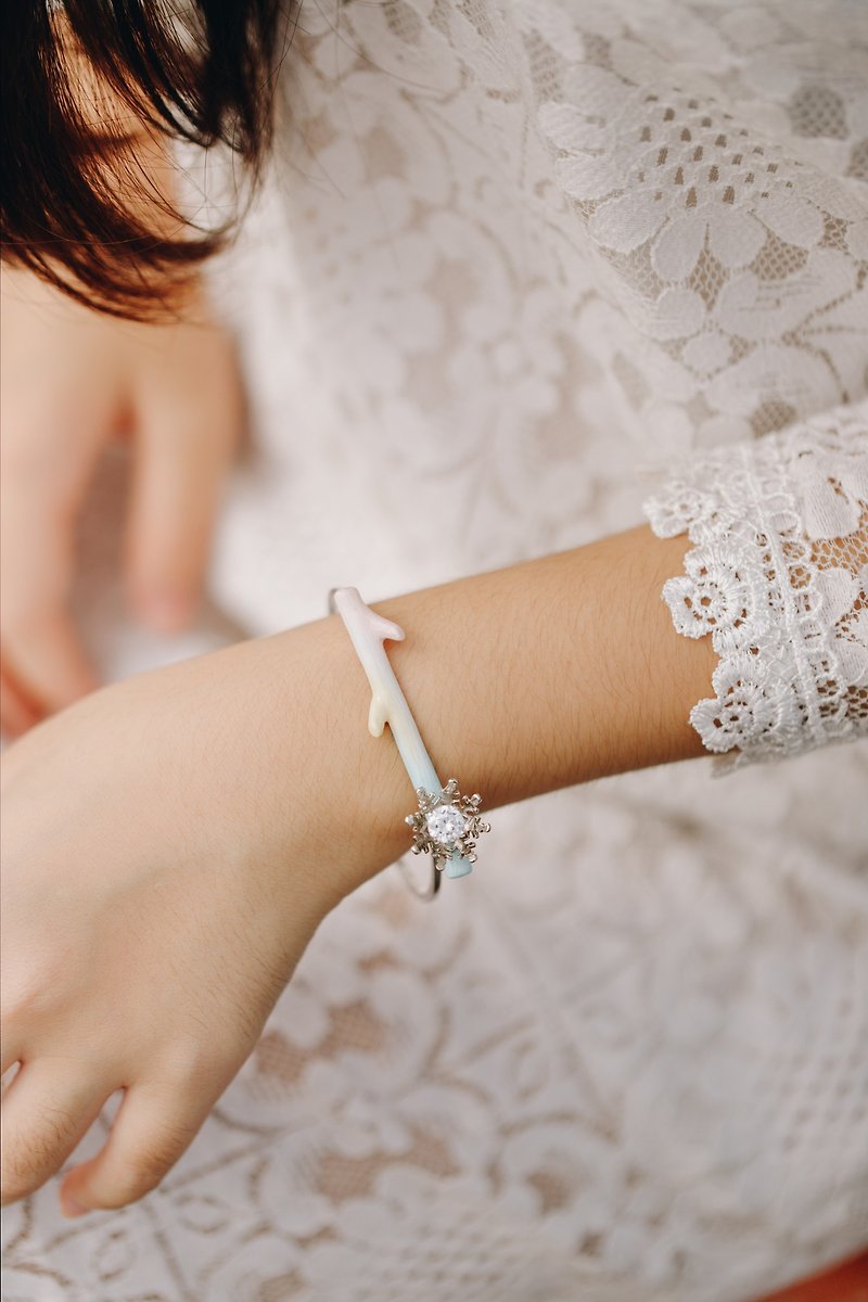 Romantic pastel snowflake bracelet - สร้อยข้อมือ - วัตถุเคลือบ 