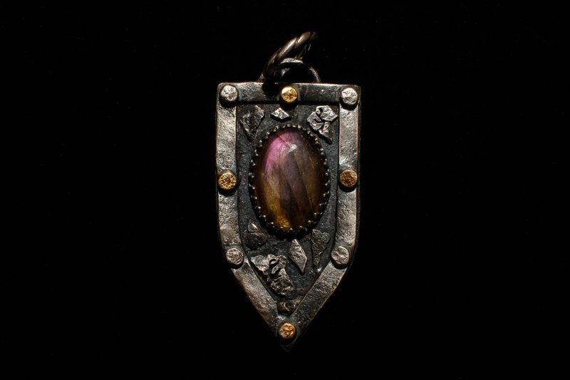 【劍與盾系列】特別版 紫拉長石 三金屬墜飾 _ 尊爵之盾 - 項鍊 - 寶石 多色