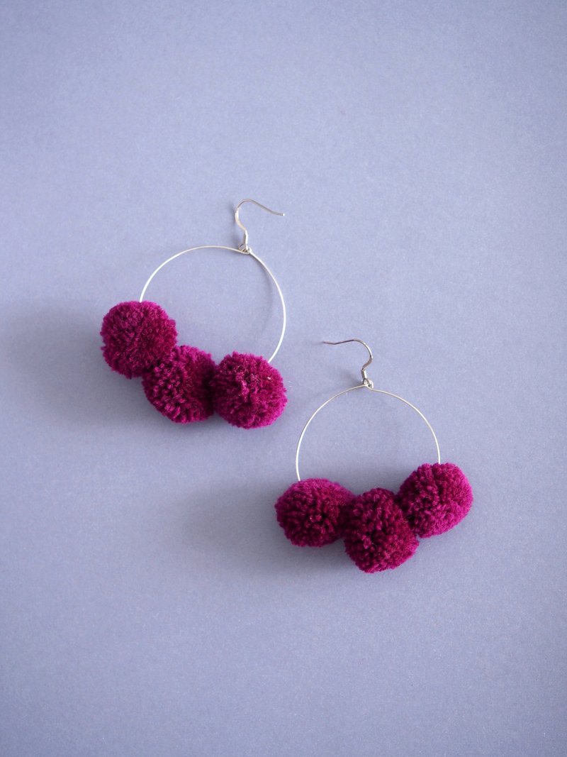 Berry pom pom earrings / Purple fur ball earrings - 耳環/耳夾/耳骨夾 - 繡線 紫色