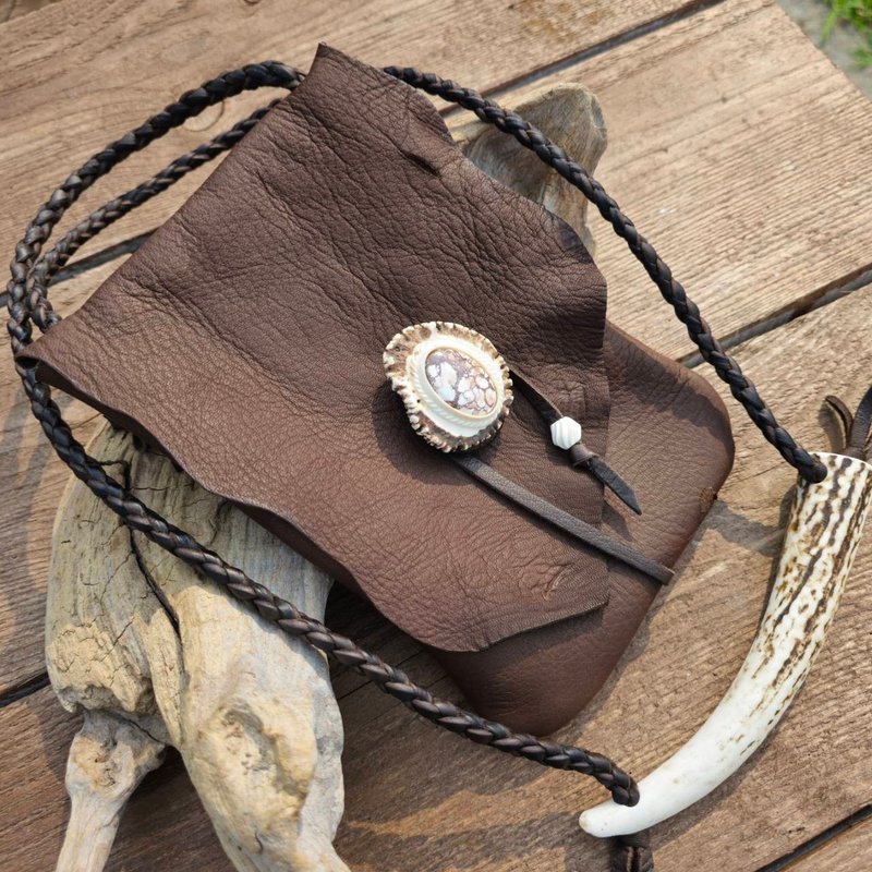 Deerskin medicine pouch with wild horse antler concho - กระเป๋าเครื่องสำอาง - หนังแท้ สีนำ้ตาล