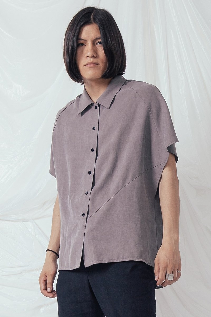 彼の胸のダイヤモンドステッチのデザインラグランスリーブシャツ（カスタムモデル）の背後にある男性の夏のシャツのバット - シャツ メンズ - シルク・絹 グレー