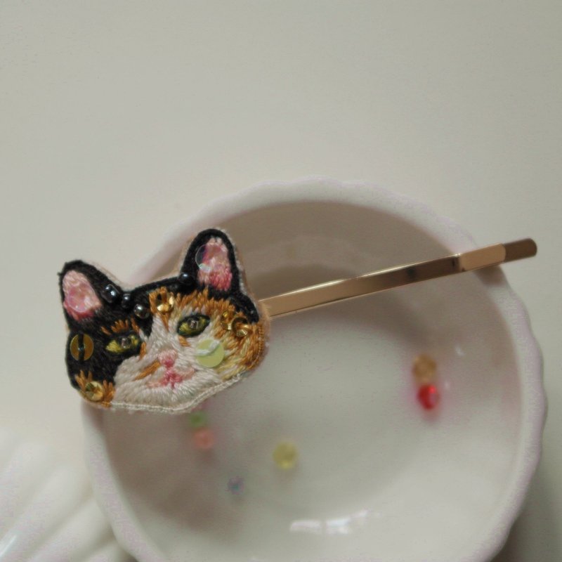 Qy's cats  玳瑁白色貓 手工刺繡發夾 發卡發飾 禮物 - 髮夾/髮圈 - 繡線 金色
