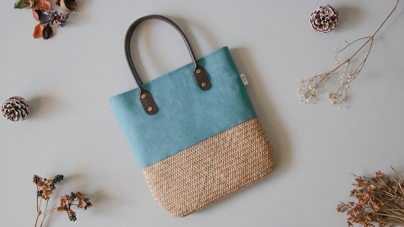 Rush woven contrast color handbag - กระเป๋าถือ - วัสดุอื่นๆ 
