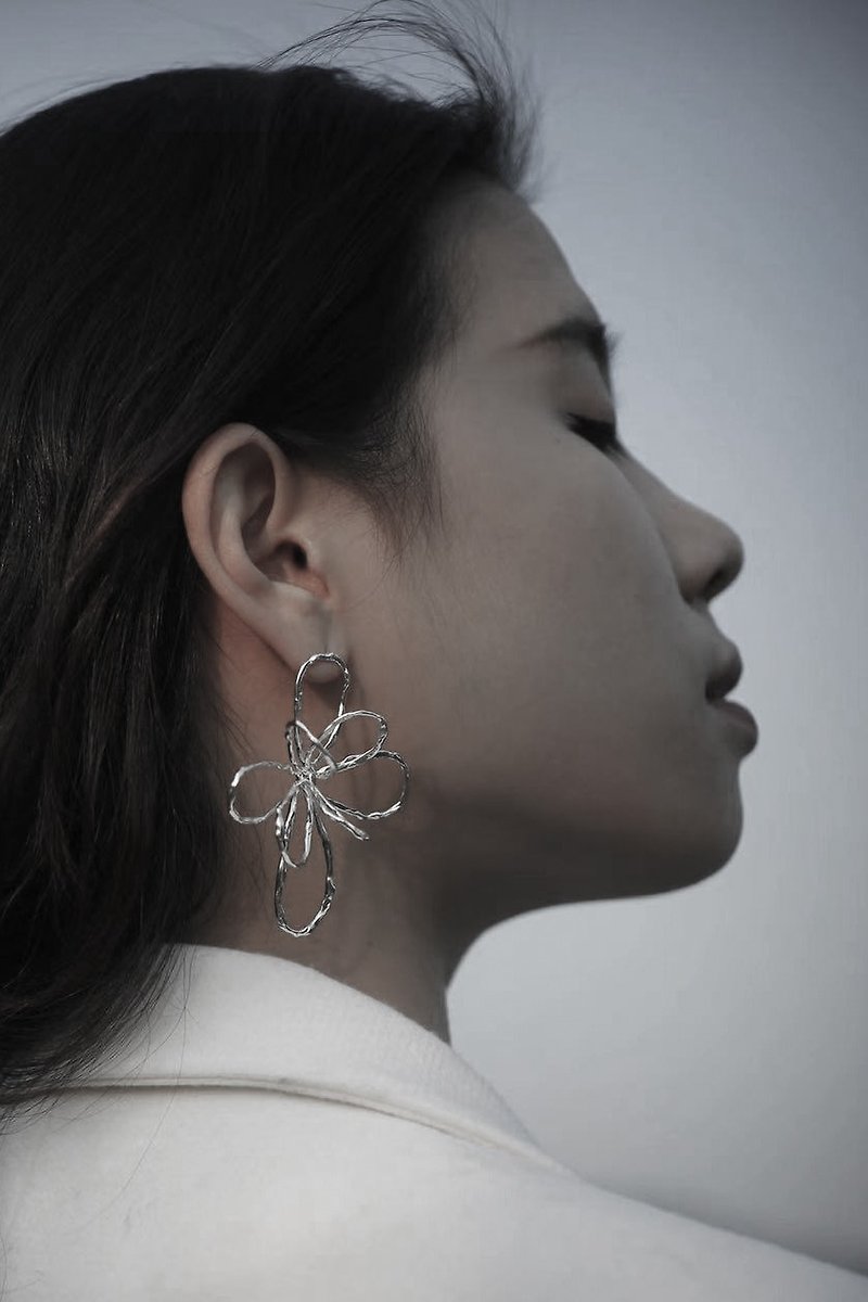Silver exaggerated flower earrings - ต่างหู - เงินแท้ สีเงิน