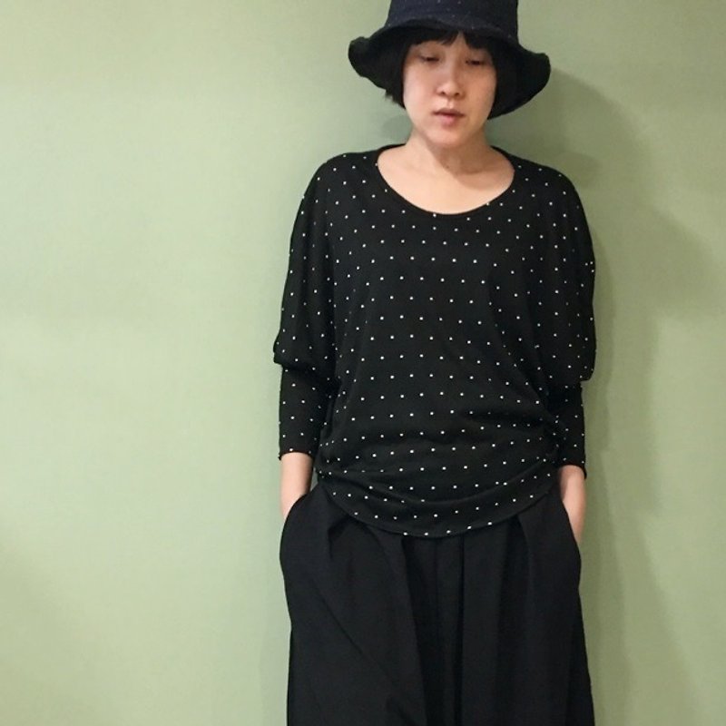 [TOP] Xiaoyuan Short Sleeve Top_Black background and white woven dots - Women's Tops - Cotton & Hemp Black