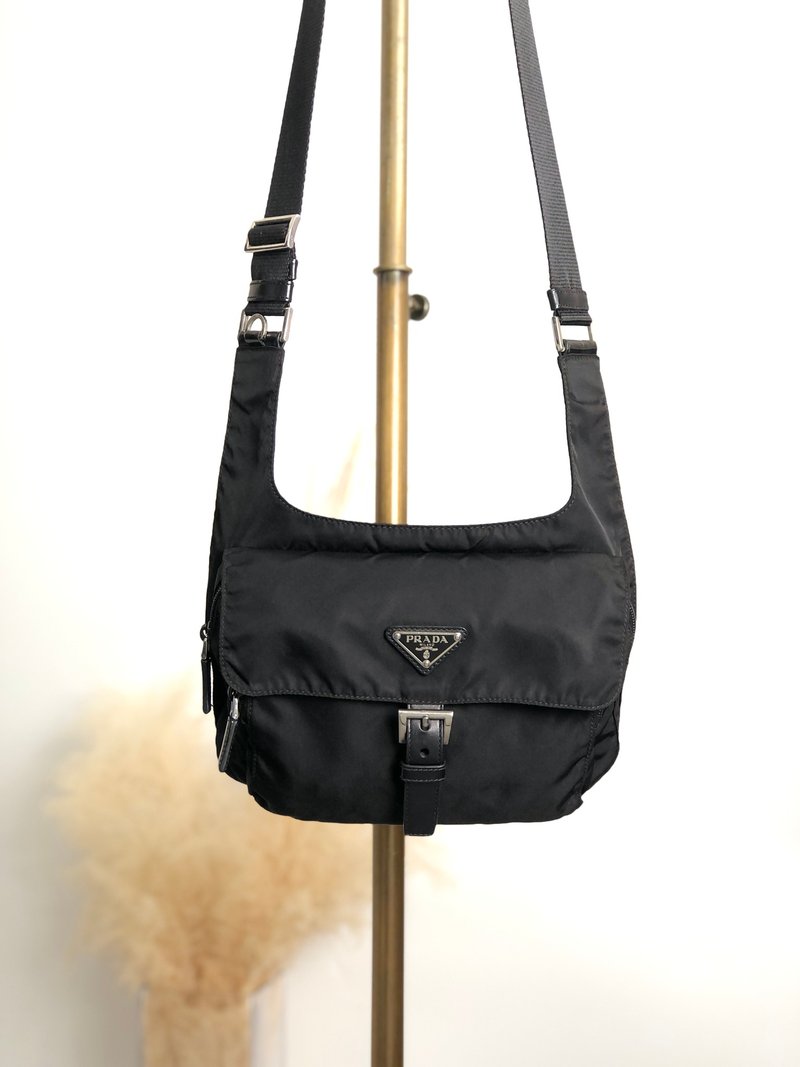 【 日本直送　名牌中古包 】PRADA プラダ ショルダーバッグ ブラック トライアングルロゴ フロントバックル ナイロン vintage a7mhxs - 側背包/斜背包 - 尼龍 黑色