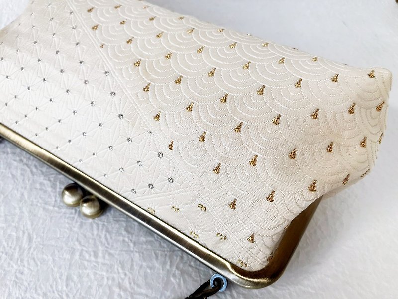 Classic pattern clutch bag - กระเป๋าถือ - ผ้าไหม ขาว