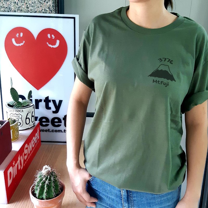 左胸 Mt Fuji 3776 短袖T恤 軍綠色 富士山日本禮物東京文青手工 - T 恤 - 棉．麻 綠色
