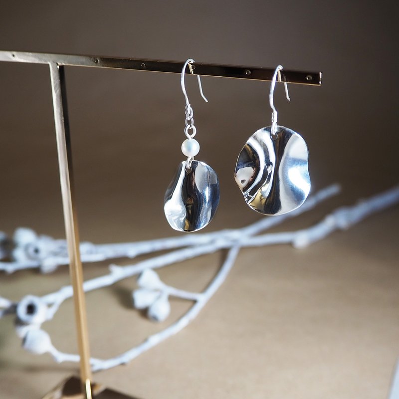 【母親節禮盒】pearl wave earring_珍珠波浪耳環 生日禮物 - 耳環/耳夾/耳骨夾 - 銀 銀色