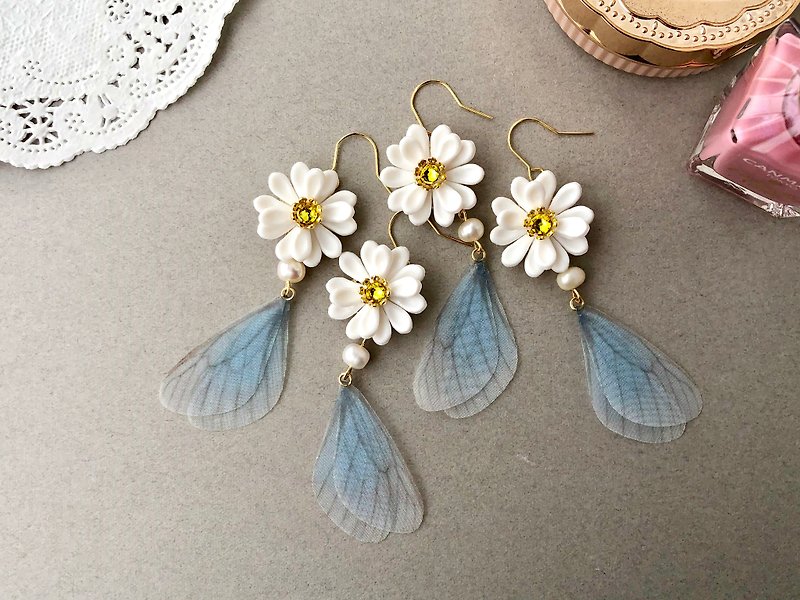 Blue butterfly that fell in love with Margaret 【Metal allergy correspondence】 - Earrings & Clip-ons - Clay White