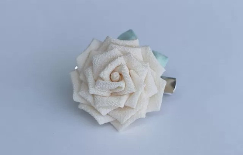 Order Production Silk Roses' Hair Ornament White Knit W or Japanese Yukata or Kimono - เครื่องประดับผม - ผ้าไหม ขาว