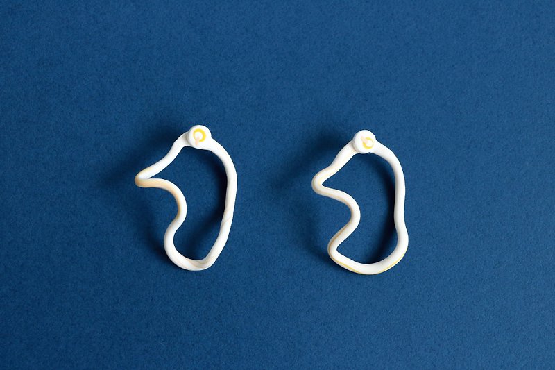 Hsin Hsiu Yao Geometric Earrings - Irregular White Curve - ต่างหู - เงินแท้ ขาว