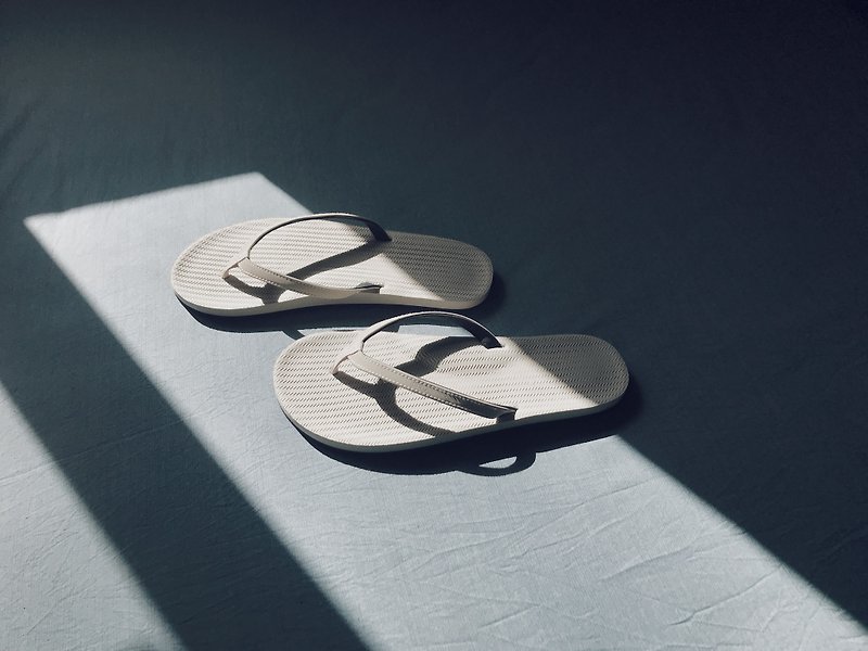 indosole ESSNTLS Flip Flops Women SeaSalt - รองเท้าแตะ - วัสดุอีโค ขาว
