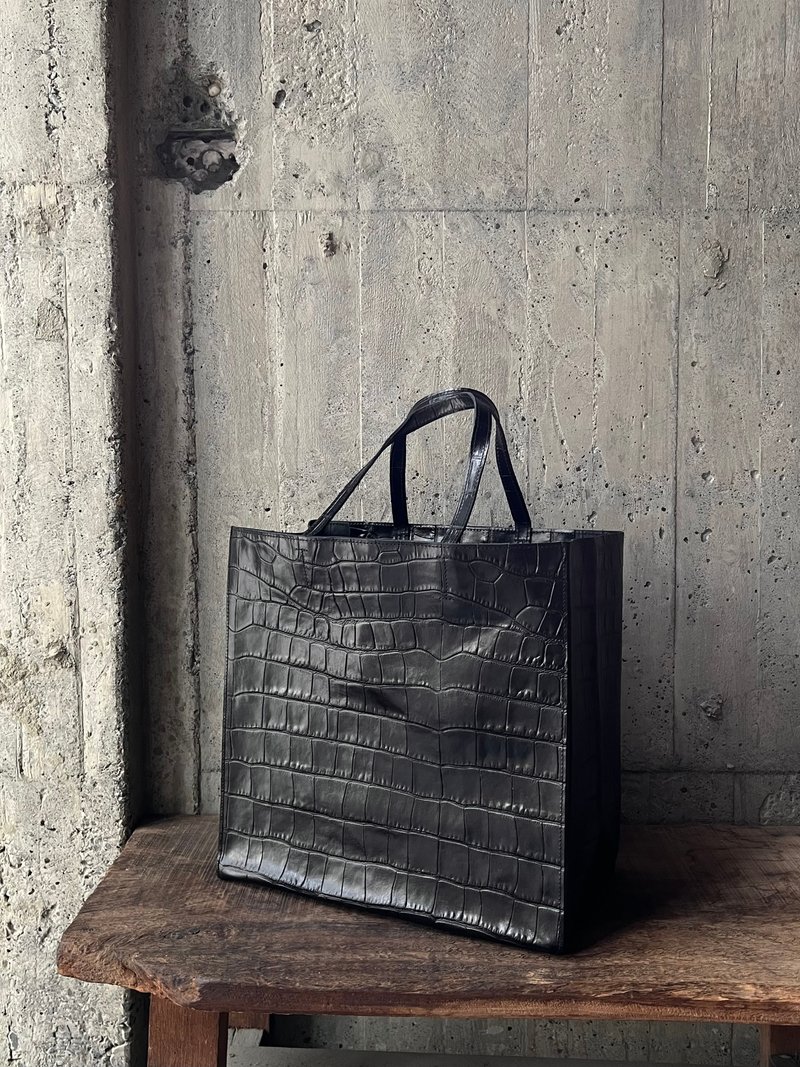 Extra Large Real Kraft Paper Bag Black Crocodile [LBT Pro] - กระเป๋าถือ - หนังแท้ สีดำ