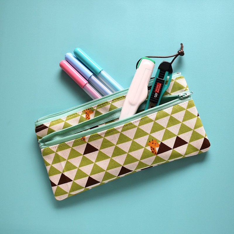 Flat pencil case with double compartments_triangle giraffe - กล่องดินสอ/ถุงดินสอ - ผ้าฝ้าย/ผ้าลินิน สีเขียว