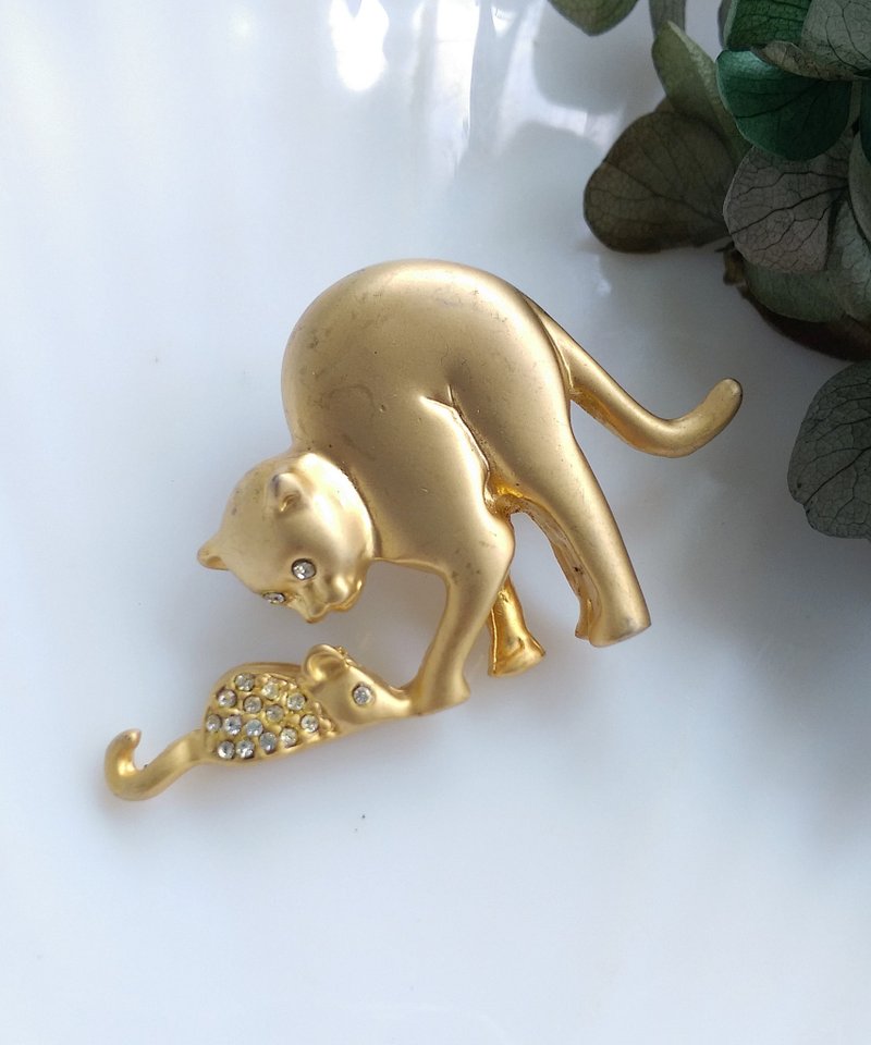 Vintage Jewelry 西洋古董飾品 金色調 啞光 貓咪抓老鼠 別針 - 徽章/別針 - 其他金屬 金色