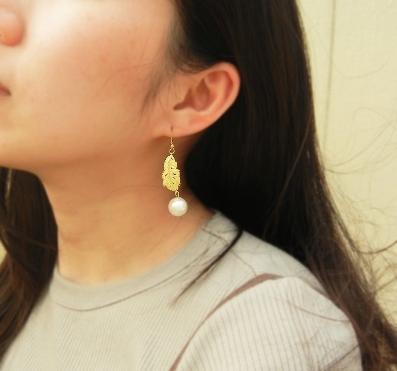 *Coucoubird*feather. Bead Bronze earrings - ต่างหู - โลหะ สีทอง