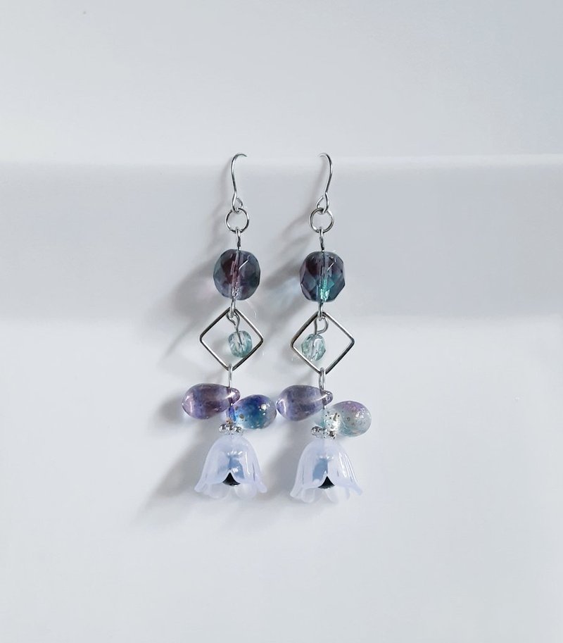 Cute lily of the valley beads. Stylish earrings made of square hoops and Czech beads. Violet, lily of the valley, cute, birthday gift, JC beads, allergy-friendly earrings or Clip-On can be changed. - ต่างหู - แก้ว สีม่วง