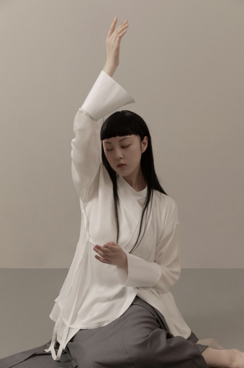 恰到好處的隨性 雙層中式交領 綢緞綁帶寬鬆襯衫 - 女襯衫 - 絲．絹 