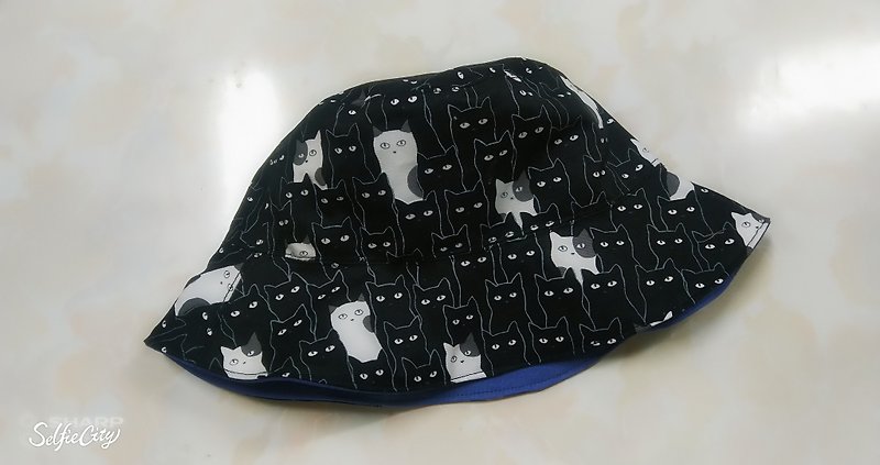 Black cat white cat denim blue double-sided fisherman hat sunhat - หมวก - ผ้าฝ้าย/ผ้าลินิน สีดำ
