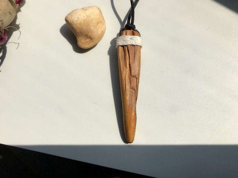 The beach under the sun. Xiao Nan Wood Necklace - Necklaces - Wood Multicolor