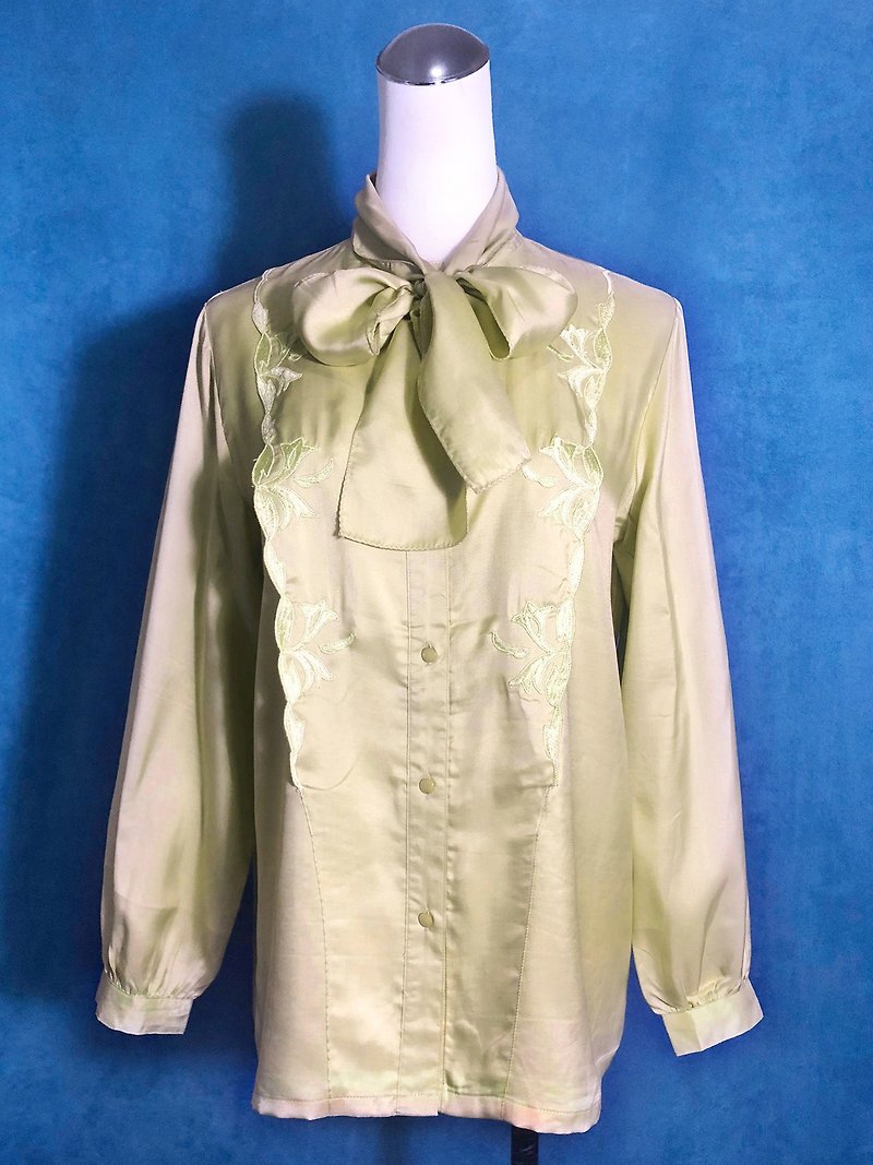 Classic green embroidered bow tie long-sleeved vintage shirt / brought back to VINTAGE abroad - เสื้อเชิ้ตผู้หญิง - เส้นใยสังเคราะห์ สีเขียว