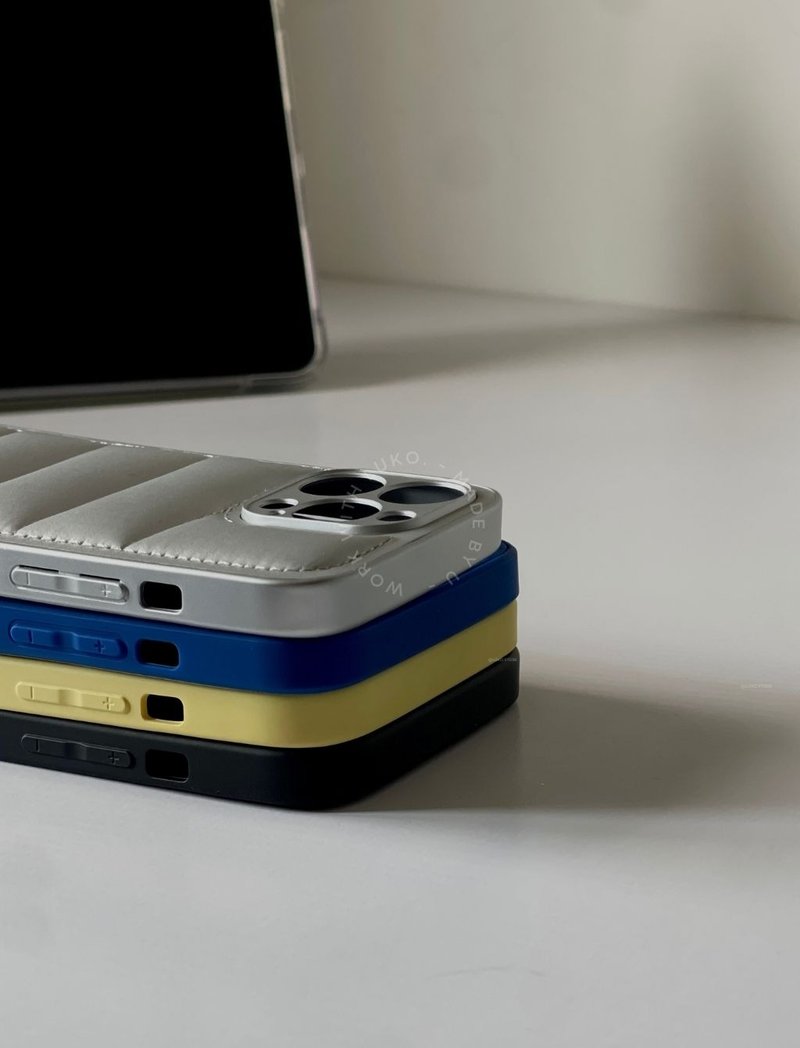 iPhoneケース | 古い携帯ケースを新しいものに交換しましょう ダウンジャケット 落下防止携帯ケース - スマホケース・カバー - その他の素材 