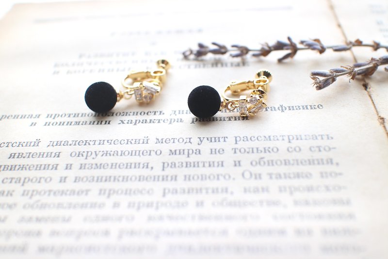 黑絨絨-鋯石 黃銅耳環-耳夾款 - 耳環/耳夾 - 其他金屬 金色