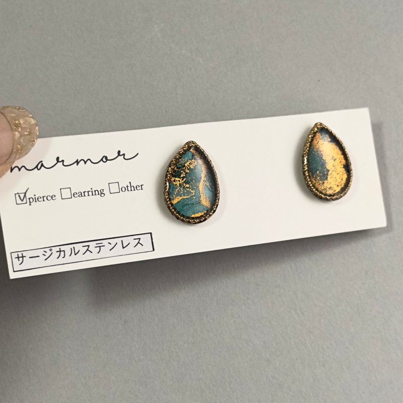 【1点のみ】アルコールインクアート　ブルーグリーン　ドロップ　ピアス　サージカルステンレス　ワンポイント　青　緑　雫　シンプル　推し色　人と被らない　世界で一つ - 耳環/耳夾/耳骨夾 - 樹脂 綠色